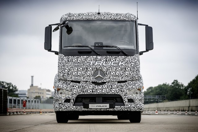 Mercedes Urban eTruck
Sześciokołową, koncepcyjna ciężarówkę napędzają tylko silniki elektryczne. Łączna moc układu wynosi 335 KM mocy i 1000 Nm maksymalnego momentu obrotowego.
Fot. Mercedes-Benz Mercedes Urban eTruck
Sześciokołową, koncepcyjna ciężarówkę napędzają tylko silniki elektryczne. Łączna moc układu wynosi 335 KM mocy i 1000 Nm maksymalnego momentu obrotowego.
Fot. Mercedes-Benz
