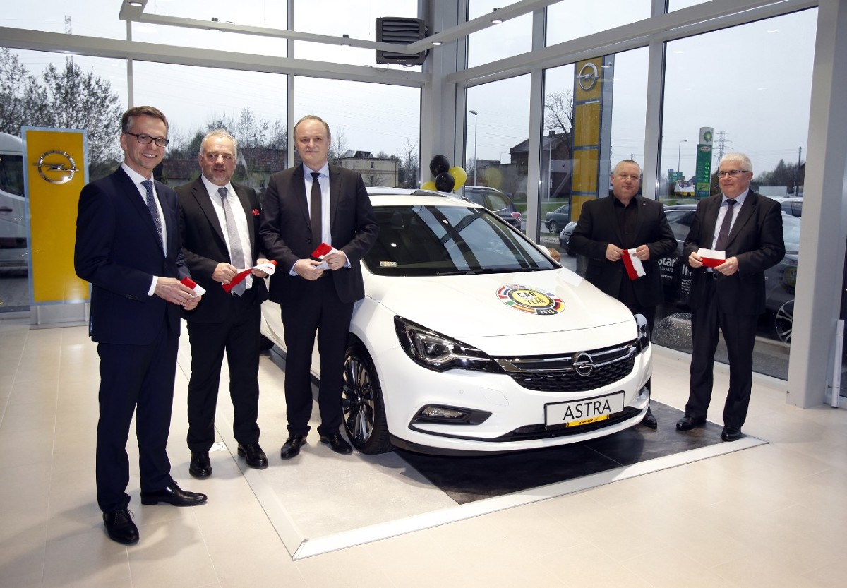 Opel Astra Sports Tourer
Już w tym podstawowym wariancie, klienci otrzymują bogate wyposażenie standardowe – manualną klimatyzację, radio CD 300 z łączem Bluetooth i portami USB i AUX-in, przednie reflektory halogenowe ze światłami do jazdy dziennej w technologii LED, elektrycznie sterowane, podgrzewane lusterka w kolorze nadwozia oraz centralny zamek.
Fot. Opel Opel Astra Sports Tourer
Już w tym podstawowym wariancie, klienci otrzymują bogate wyposażenie standardowe – manualną klimatyzację, radio CD 300 z łączem Bluetooth i portami USB i AUX-in, przednie reflektory halogenowe ze światłami do jazdy dziennej w technologii LED, elektrycznie sterowane, podgrzewane lusterka w kolorze nadwozia oraz centralny zamek.
Fot. Opel