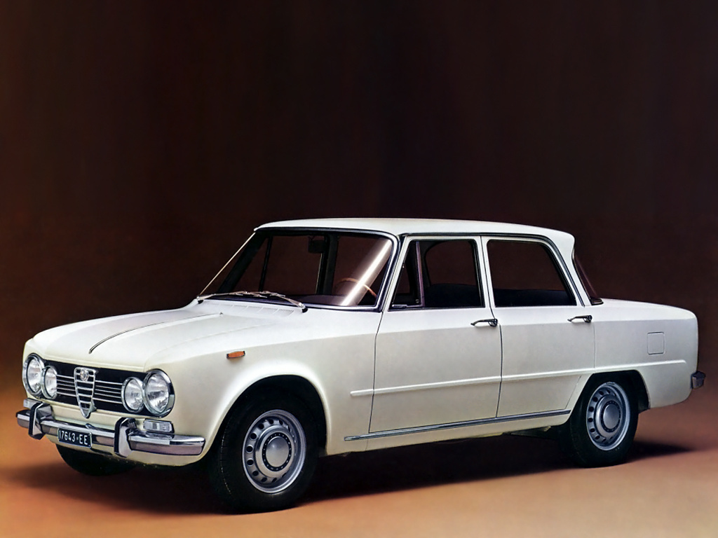 Alfa Romeo Giulia
Oryginalna Giulia pojawiła się w 1962 roku jako sportowy sedan. Moce silników były spore jak na ówczesne czasy, a własności jezdne godne pozazdroszczenia. Model ten był na tyle udany, że jego produkcję zakończono dopiero w 1978 roku. Następcą została Giulietta drugiej generacji.
Fot. Alfa Romeo Alfa Romeo Giulia
Oryginalna Giulia pojawiła się w 1962 roku jako sportowy sedan. Moce silników były spore jak na ówczesne czasy, a własności jezdne godne pozazdroszczenia. Model ten był na tyle udany, że jego produkcję zakończono dopiero w 1978 roku. Następcą została Giulietta drugiej generacji.
Fot. Alfa Romeo