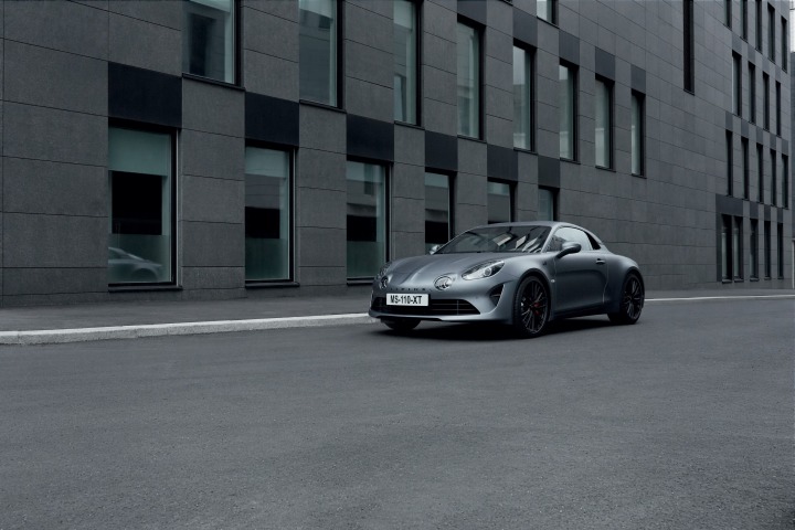 Alpine A110S
W porównaniu z innymi wersjami A110 model A110S z mocą silnika zwiększoną o 40 KM jest najszybszą i najbardziej potężną wersją w ofercie. Czterocylindrowy silnik o pojemności 1,8 litra pozostał, ale zwiększono ciśnienie doładowania turbosprężarki o 0,4 bara, co zapewnia lepsze osiągi.
Fot Alpine Alpine A110S
W porównaniu z innymi wersjami A110 model A110S z mocą silnika zwiększoną o 40 KM jest najszybszą i najbardziej potężną wersją w ofercie. Czterocylindrowy silnik o pojemności 1,8 litra pozostał, ale zwiększono ciśnienie doładowania turbosprężarki o 0,4 bara, co zapewnia lepsze osiągi.
Fot Alpine