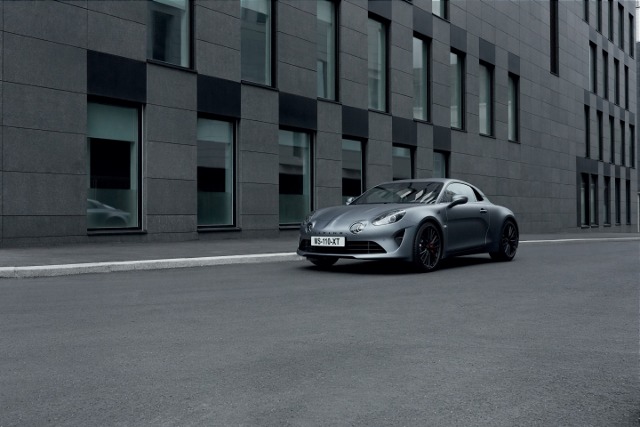 Alpine A110S
W porównaniu z innymi wersjami A110 model A110S z mocą silnika zwiększoną o 40 KM jest najszybszą i najbardziej potężną wersją w ofercie. Czterocylindrowy silnik o pojemności 1,8 litra pozostał, ale zwiększono ciśnienie doładowania turbosprężarki o 0,4 bara, co zapewnia lepsze osiągi.
Fot Alpine Alpine A110S
W porównaniu z innymi wersjami A110 model A110S z mocą silnika zwiększoną o 40 KM jest najszybszą i najbardziej potężną wersją w ofercie. Czterocylindrowy silnik o pojemności 1,8 litra pozostał, ale zwiększono ciśnienie doładowania turbosprężarki o 0,4 bara, co zapewnia lepsze osiągi.
Fot Alpine