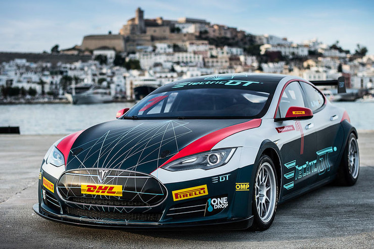 Tesla Model S w wersji P100D
Mistrzostwa Electric GT mają odbywać się na siedmiu europejskich torach. Potwierdzono już Nürburgringu, Estoril i Paul Ricard.Wyścigowy weekend ma składać się z 20-minutowej sesji treningowej, 30-minutowych kwalifikacji i dwóch wyścigów po 60 km każdy. Pierwszy z nich ma być rozgrywany za dnia, drugi po zmierzchu.
Fot. Tesla Tesla Model S w wersji P100D
Mistrzostwa Electric GT mają odbywać się na siedmiu europejskich torach. Potwierdzono już Nürburgringu, Estoril i Paul Ricard.Wyścigowy weekend ma składać się z 20-minutowej sesji treningowej, 30-minutowych kwalifikacji i dwóch wyścigów po 60 km każdy. Pierwszy z nich ma być rozgrywany za dnia, drugi po zmierzchu.
Fot. Tesla