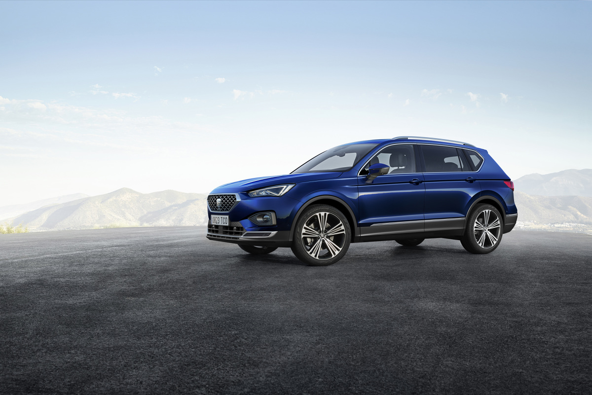 Seat Tarraco
Nowy Tarraco znajduje się na szczycie rodziny SUV-ów SEAT-a jako większy brat modeli Ateca i Arona. To krewniak Skody Kodiaq i Volkswagena Tiguana Allspace. Występuje w dwóch wersjach wyposażenia: Style i Xcellence. Model zostanie wprowadzony do sprzedaży na początku 2019 roku.
Fot. Seat Seat Tarraco
Nowy Tarraco znajduje się na szczycie rodziny SUV-ów SEAT-a jako większy brat modeli Ateca i Arona. To krewniak Skody Kodiaq i Volkswagena Tiguana Allspace. Występuje w dwóch wersjach wyposażenia: Style i Xcellence. Model zostanie wprowadzony do sprzedaży na początku 2019 roku.
Fot. Seat