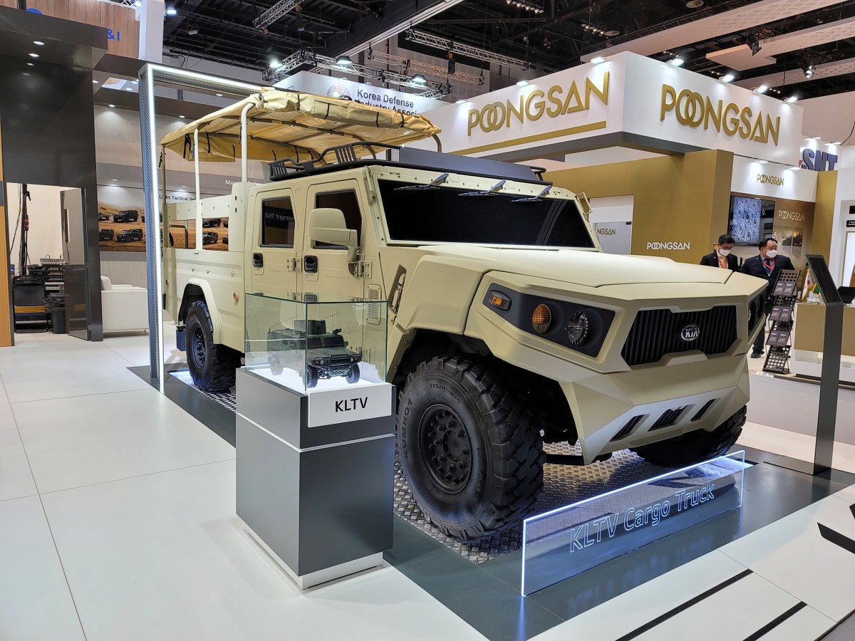 Kia Corporation – podczas tegorocznej Międzynarodowej Wystawy Przemysłu Zbrojeniowego (IDEX) w Zjednoczonych Emiratach Arabskich, największej międzynarodowej wystawie tego typu na Bliskim Wschodzie i w Afryce – prezentuje lekki koncepcyjny pojazd taktyczny oraz podwozie do zabudowy.
Fot. Kia Kia Corporation – podczas tegorocznej Międzynarodowej Wystawy Przemysłu Zbrojeniowego (IDEX) w Zjednoczonych Emiratach Arabskich, największej międzynarodowej wystawie tego typu na Bliskim Wschodzie i w Afryce – prezentuje lekki koncepcyjny pojazd taktyczny oraz podwozie do zabudowy.
Fot. Kia