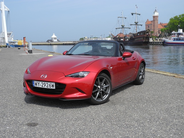 Mazda MX-5
Choć trudno w to uwierzyć, ale Mazda MX-5 jest posiadaczem rekordu Guinnessa na najpopularniejszy dwumiejscowy samochód sportowy w historii. Model ten wprowadzono na rynek w 1989 roku. Od tej chwili Mazda wyprodukowała ponad milion egzemplarzy tego auta. Obecnie oferowana jest MX-5 czwartej generacji.
Fot, Wojciech Frelichowski Mazda MX-5
Choć trudno w to uwierzyć, ale Mazda MX-5 jest posiadaczem rekordu Guinnessa na najpopularniejszy dwumiejscowy samochód sportowy w historii. Model ten wprowadzono na rynek w 1989 roku. Od tej chwili Mazda wyprodukowała ponad milion egzemplarzy tego auta. Obecnie oferowana jest MX-5 czwartej generacji.
Fot, Wojciech Frelichowski