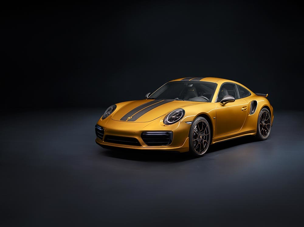 Porsche 911 Turbo S Exclusive Series
Do wyposażenia standardowego należą aktywne sportowe zawieszenie z systemem Porsche Active Suspension Management (PASM) oraz pakiet Sport Chrono. Skrętna tylna oś oraz układ aktywnej redukcji bocznych przechyłów Porsche Dynamic Chassis Control (PDCC) poprawiają prowadzenie i zwiększają stabilność.
Fot. Porsche Porsche 911 Turbo S Exclusive Series
Do wyposażenia standardowego należą aktywne sportowe zawieszenie z systemem Porsche Active Suspension Management (PASM) oraz pakiet Sport Chrono. Skrętna tylna oś oraz układ aktywnej redukcji bocznych przechyłów Porsche Dynamic Chassis Control (PDCC) poprawiają prowadzenie i zwiększają stabilność.
Fot. Porsche