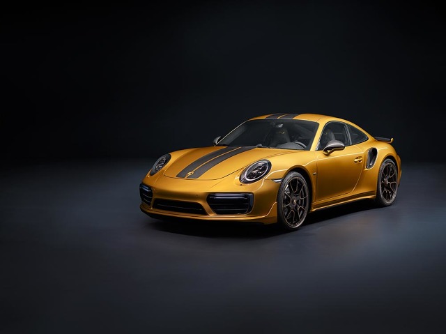 Porsche 911 Turbo S Exclusive Series
Do wyposażenia standardowego należą aktywne sportowe zawieszenie z systemem Porsche Active Suspension Management (PASM) oraz pakiet Sport Chrono. Skrętna tylna oś oraz układ aktywnej redukcji bocznych przechyłów Porsche Dynamic Chassis Control (PDCC) poprawiają prowadzenie i zwiększają stabilność.
Fot. Porsche Porsche 911 Turbo S Exclusive Series
Do wyposażenia standardowego należą aktywne sportowe zawieszenie z systemem Porsche Active Suspension Management (PASM) oraz pakiet Sport Chrono. Skrętna tylna oś oraz układ aktywnej redukcji bocznych przechyłów Porsche Dynamic Chassis Control (PDCC) poprawiają prowadzenie i zwiększają stabilność.
Fot. Porsche