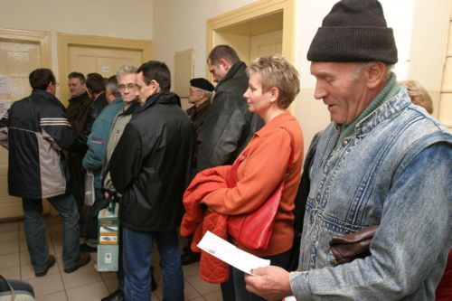 Fot. Dariusz Gdesz: W wydziałach komunikacji ustawiają się kolejki chętych do wymiany prawa jazdy. Fot. Dariusz Gdesz: W wydziałach komunikacji ustawiają się kolejki chętych do wymiany prawa jazdy.