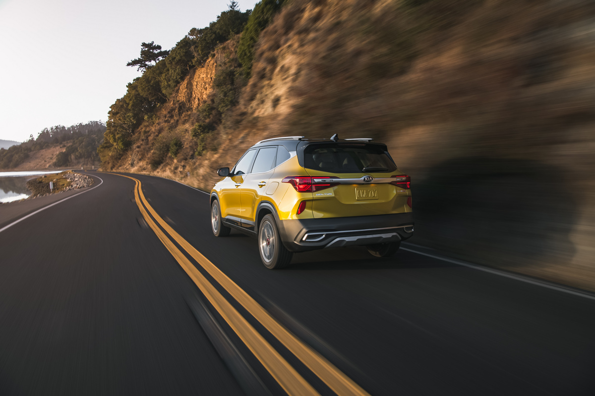 W czasie trwającego Auto Show w Los Angeles Kia zaprezentowała aż 4 nowości – nowego SUV-a o nazwie Seltos, koncepcyjne modele Seltos X-Line Trail Attack i Seltos X-Line Urban oraz hybrydowe Niro po faceliftingu. Seltos, nowy SUV koreańskiej marki, plasuje się pod względem wielkości między stylową Kia Soul a bestsellerowym Sportage. Seltos trafi do sprzedaży w Stanach Zjednoczonych, już w pierwszym kwartale 2020 roku.
Fot. Kia W czasie trwającego Auto Show w Los Angeles Kia zaprezentowała aż 4 nowości – nowego SUV-a o nazwie Seltos, koncepcyjne modele Seltos X-Line Trail Attack i Seltos X-Line Urban oraz hybrydowe Niro po faceliftingu. Seltos, nowy SUV koreańskiej marki, plasuje się pod względem wielkości między stylową Kia Soul a bestsellerowym Sportage. Seltos trafi do sprzedaży w Stanach Zjednoczonych, już w pierwszym kwartale 2020 roku.
Fot. Kia