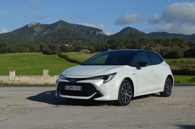 Toyota Corolla
Każda z wersji nowej Corolli ma własny charakter nie tylko dzięki stylizacji, ale również układowi napędowemu. Hatchback i kombi dają do wyboru silnik benzynowy 1,2 Turbo o mocy 116 KM oraz oba wspomniane warianty hybrydowe. Z kolei sedan ma wolnossący silnik benzynowy 1,6 l o mocy 132 KM lub hybrydę z silnikiem 1,8 l. Prestiż nie lubi pośpiechu.
Fot. Michał Kij Toyota Corolla
Każda z wersji nowej Corolli ma własny charakter nie tylko dzięki stylizacji, ale również układowi napędowemu. Hatchback i kombi dają do wyboru silnik benzynowy 1,2 Turbo o mocy 116 KM oraz oba wspomniane warianty hybrydowe. Z kolei sedan ma wolnossący silnik benzynowy 1,6 l o mocy 132 KM lub hybrydę z silnikiem 1,8 l. Prestiż nie lubi pośpiechu.
Fot. Michał Kij