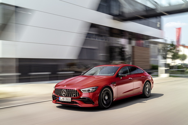Rzędowy 6-cylindrowy silnik o pojemności 3 litrów pod maską AMG GT 43 4MATIC+ generuje moc 367 KM oraz maksymalny moment obrotowy 500 Nm. Samochód przyspiesza od 0 do 100 km/h w ciągu 4,9 s, a jego prędkość maksymalna wynosi 270 km/h.
Fot. Mercedes-Benz Rzędowy 6-cylindrowy silnik o pojemności 3 litrów pod maską AMG GT 43 4MATIC+ generuje moc 367 KM oraz maksymalny moment obrotowy 500 Nm. Samochód przyspiesza od 0 do 100 km/h w ciągu 4,9 s, a jego prędkość maksymalna wynosi 270 km/h.
Fot. Mercedes-Benz