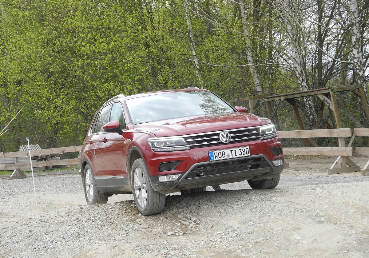 Volkswagen Tiguan
Odmiennie niż w poprzednim Tiguanie, w nowym modelu wersje są oznaczone nazwami stosowanymi w większości obecnie produkowanych Volkswagenów. Mamy zatem trzy wersje: Trendline, Comfortline i Highline. Bazowa wersja Trendline z podstawowym silnikiem 1.4 TSI 125 KM kosztuje 97 980 zł.
Fot. Wojciech Frelichowski Volkswagen Tiguan
Odmiennie niż w poprzednim Tiguanie, w nowym modelu wersje są oznaczone nazwami stosowanymi w większości obecnie produkowanych Volkswagenów. Mamy zatem trzy wersje: Trendline, Comfortline i Highline. Bazowa wersja Trendline z podstawowym silnikiem 1.4 TSI 125 KM kosztuje 97 980 zł.
Fot. Wojciech Frelichowski