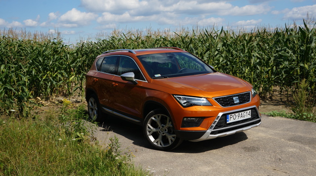 Seat Ateca
Crossover Seata charakteryzuje się typowo volkswagenowskim wyglądem. Jego wymiary to 4363 mm długości, 1841 mm szerokości i 1611 mm wysokości, co jest całkiem przyzwoitym wynikiem jak na auto segmentu C, jest jednak o tych kilka milimetrów mniejszy niż np. Renault Kadjar (odpowiednio 4449/2058/1613 mm).
Fot. Konrad Grobel Seat Ateca
Crossover Seata charakteryzuje się typowo volkswagenowskim wyglądem. Jego wymiary to 4363 mm długości, 1841 mm szerokości i 1611 mm wysokości, co jest całkiem przyzwoitym wynikiem jak na auto segmentu C, jest jednak o tych kilka milimetrów mniejszy niż np. Renault Kadjar (odpowiednio 4449/2058/1613 mm).
Fot. Konrad Grobel