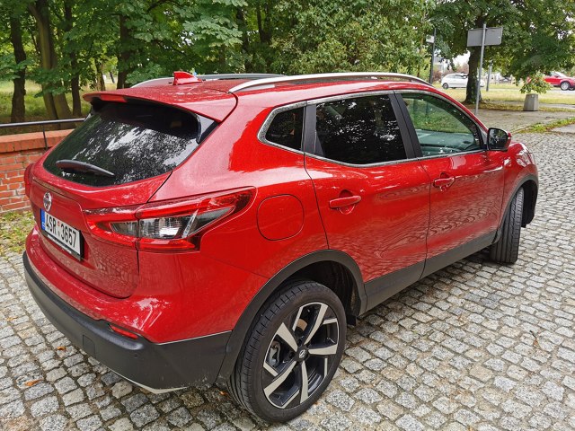 Nissan Qashqai to bardzo ważny samochód w gamie japońskiego producenta. Model był pionierem w klasie samochodów crossover. Producent zaryzykował nową bryłą nadwozia i zgarnął pełną pulę. Przez pierwsze 10 lat produkcji z fabryk wyjechało ponad 3 miliony egzemplarzy, a sprzedaż i wolumen produkcji wciąż rośnie. Choć inni producenci już dawno poszli w ślady Nissana, zapewniając mu silną konkurencję, model nadal cieszy się doskonałą sprzedażą w Europie, w tym w Polsce, utrzymując pozycję bestsellera marki.
Fot. Jacek Wasilewski Nissan Qashqai to bardzo ważny samochód w gamie japońskiego producenta. Model był pionierem w klasie samochodów crossover. Producent zaryzykował nową bryłą nadwozia i zgarnął pełną pulę. Przez pierwsze 10 lat produkcji z fabryk wyjechało ponad 3 miliony egzemplarzy, a sprzedaż i wolumen produkcji wciąż rośnie. Choć inni producenci już dawno poszli w ślady Nissana, zapewniając mu silną konkurencję, model nadal cieszy się doskonałą sprzedażą w Europie, w tym w Polsce, utrzymując pozycję bestsellera marki.
Fot. Jacek Wasilewski