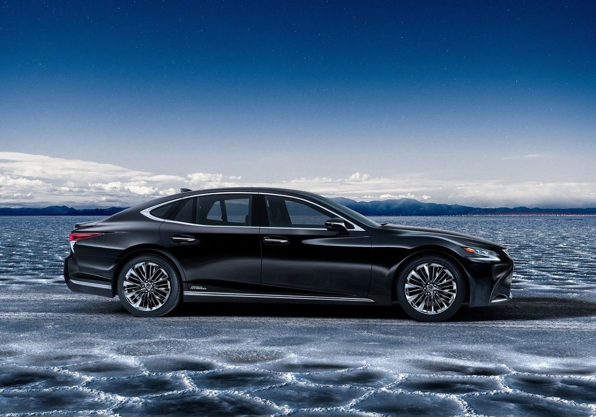 Lexus LS
Najnowsza, piąta odsłona luksusowej limuzyny Lexusa jest już w Polsce – pierwszy jej pokaz odbył się na początku sierpnia, a w ciągu najbliższego miesiąca samochód zostanie zaprezentowany w największych miastach kraju.
Nowy Lexus LS zyskał dynamiczną sylwetkę o długości 5,23 m przypominającą auta typu coupe – jest przy tym dłuższy i szerszy od poprzednika, a przy tym o 15 mm niższy. Pod maską wersji hybrydowej pracuje nowa jednostką Multi Stage Hybrid System – to połączenie benzynowego silnika V6 o pojemności 3,5 litra, silników elektrycznych oraz trwałych przekładni. Przyspieszenie LS 500h do 100 km/h zajmuje 5,4 s. Co więcej, samochód może poruszać się z prędkością nawet 140 km/h napędzany tylko silnikami elektrycznymi.
Ponieważ nowy LS jest niższy od swych poprzedników, w wersji z zawieszeniem pneumatycznym po raz pierwszy wprowadzono funkcję ułatwienia dostępu do samochodu. Po odblokowaniu drzwi przy użyciu elektronicznego kluczyka samochód nieco się podnosi, a boczne wyprofilowania fotela odchylają się, ułatwiając zajęcie miejsca za kierownicą.
Fot. Lexus Lexus LS
Najnowsza, piąta odsłona luksusowej limuzyny Lexusa jest już w Polsce – pierwszy jej pokaz odbył się na początku sierpnia, a w ciągu najbliższego miesiąca samochód zostanie zaprezentowany w największych miastach kraju.
Nowy Lexus LS zyskał dynamiczną sylwetkę o długości 5,23 m przypominającą auta typu coupe – jest przy tym dłuższy i szerszy od poprzednika, a przy tym o 15 mm niższy. Pod maską wersji hybrydowej pracuje nowa jednostką Multi Stage Hybrid System – to połączenie benzynowego silnika V6 o pojemności 3,5 litra, silników elektrycznych oraz trwałych przekładni. Przyspieszenie LS 500h do 100 km/h zajmuje 5,4 s. Co więcej, samochód może poruszać się z prędkością nawet 140 km/h napędzany tylko silnikami elektrycznymi.
Ponieważ nowy LS jest niższy od swych poprzedników, w wersji z zawieszeniem pneumatycznym po raz pierwszy wprowadzono funkcję ułatwienia dostępu do samochodu. Po odblokowaniu drzwi przy użyciu elektronicznego kluczyka samochód nieco się podnosi, a boczne wyprofilowania fotela odchylają się, ułatwiając zajęcie miejsca za kierownicą.
Fot. Lexus