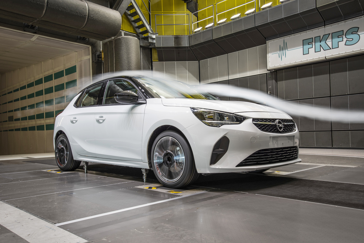Opel Corsa
Podobnie jak inne nowo opracowywane modele Opla również nowa Corsa przeszła optymalizację w tunelu aerodynamicznym Instytutu Badawczego Techniki Motoryzacyjnej i Silników Samochodowych przy Uniwersytecie w Stuttgarcie.
Fot. Opel Opel Corsa
Podobnie jak inne nowo opracowywane modele Opla również nowa Corsa przeszła optymalizację w tunelu aerodynamicznym Instytutu Badawczego Techniki Motoryzacyjnej i Silników Samochodowych przy Uniwersytecie w Stuttgarcie.
Fot. Opel
