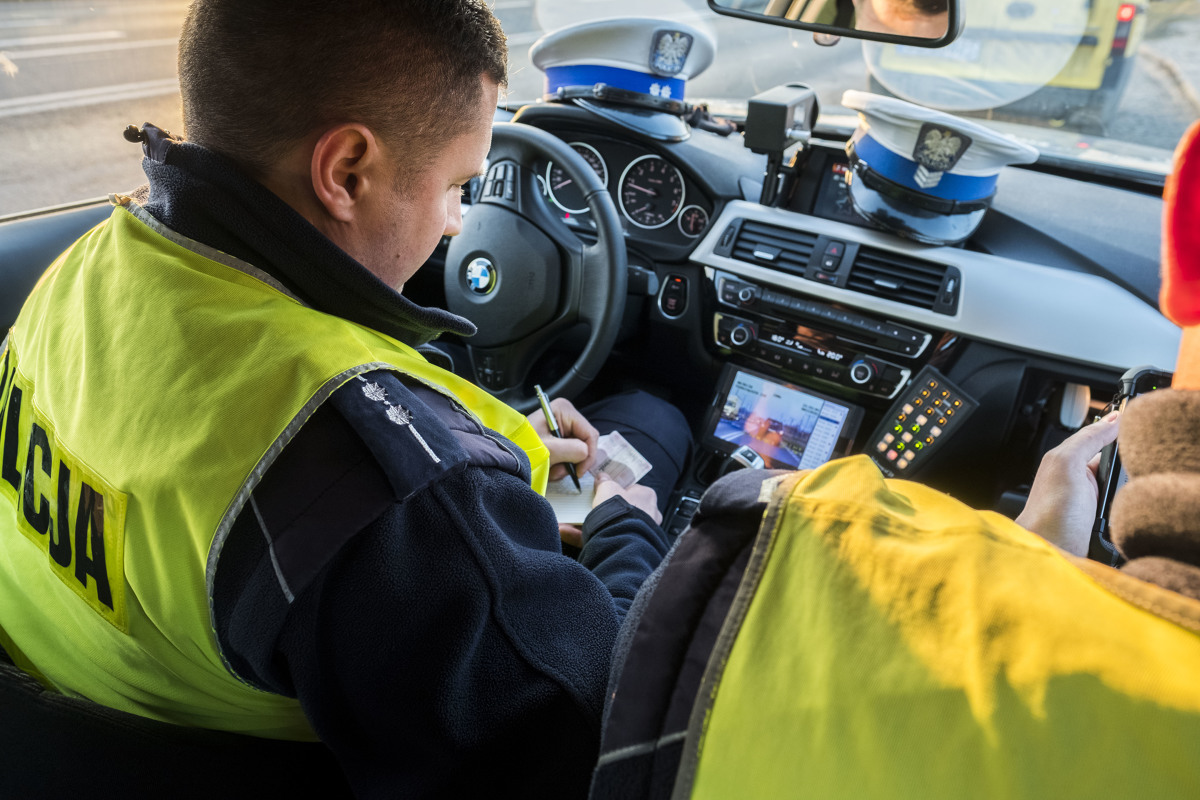 1 października 2018 roku to przewidywana – ale nadal niepewna – data wprowadzenia ułatwień dla kierowców, polegająca na braku konieczności wożenia ze sobą dokumentu polisy OC i dowodu rejestracyjnego pojazdu.
Fot. Grzegorz Olkowski 1 października 2018 roku to przewidywana – ale nadal niepewna – data wprowadzenia ułatwień dla kierowców, polegająca na braku konieczności wożenia ze sobą dokumentu polisy OC i dowodu rejestracyjnego pojazdu.
Fot. Grzegorz Olkowski
