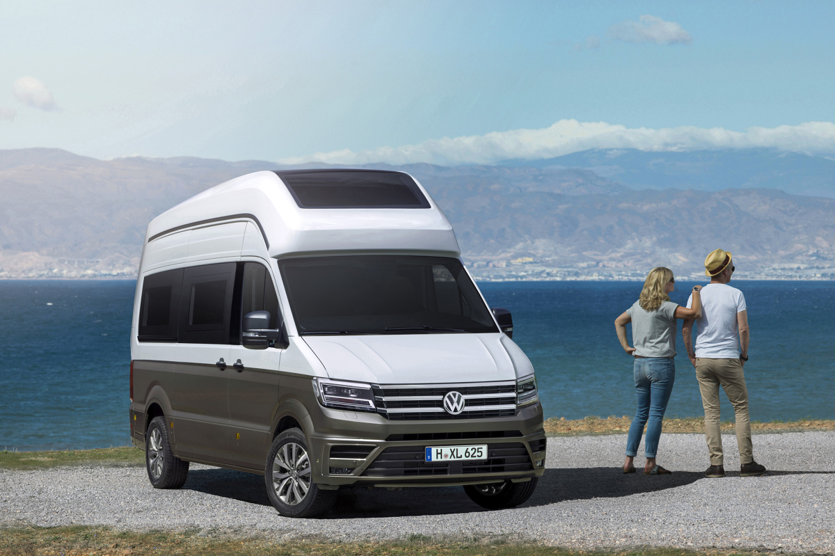 Volkswagen California nawiązuje do najbardziej popularnego kampera w dziejach świata – do Bullika, którego śmiało można uznać protoplastą wszystkich kamperów. Przez dziesięciolecia udało mu się zdobyć serca tysięcy entuzjastów podróżowania kamperami.
Fot. Volkswagen Volkswagen California nawiązuje do najbardziej popularnego kampera w dziejach świata – do Bullika, którego śmiało można uznać protoplastą wszystkich kamperów. Przez dziesięciolecia udało mu się zdobyć serca tysięcy entuzjastów podróżowania kamperami.
Fot. Volkswagen