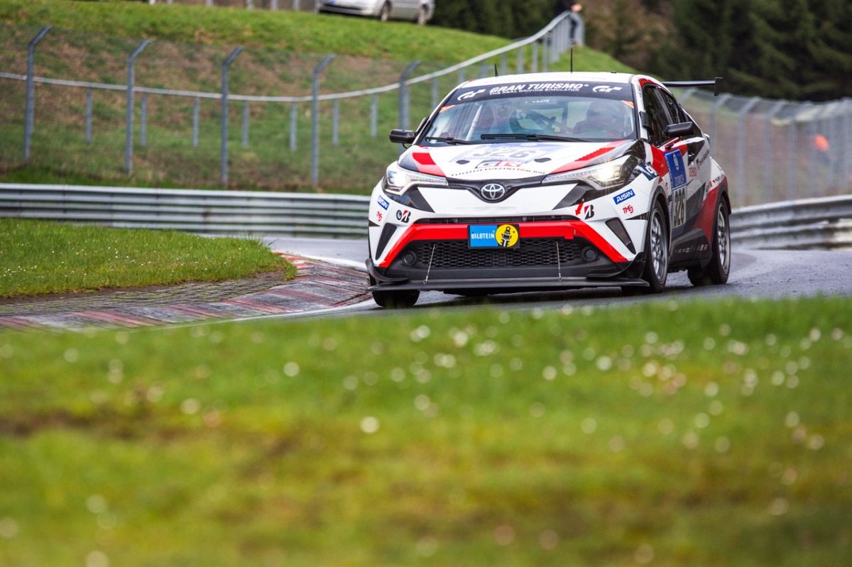 16 i 17 kwietnia na trasie Nordschleife odbyły się kwalifikacje do słynnego 24-godzinnego wyścigu ADAC Zurich na Nürburgring, który odbędzie się 26–29 maja już po raz 44. Toyota obchodzi w tym roku 10-lecie swojego udziału w tej prestiżowej imprezie. Z tej okazji na linii startu staną trzy modele – debiutujący C-HR Racing, Lexus RC i Lexus RC F / Fot. Toyota 16 i 17 kwietnia na trasie Nordschleife odbyły się kwalifikacje do słynnego 24-godzinnego wyścigu ADAC Zurich na Nürburgring, który odbędzie się 26–29 maja już po raz 44. Toyota obchodzi w tym roku 10-lecie swojego udziału w tej prestiżowej imprezie. Z tej okazji na linii startu staną trzy modele – debiutujący C-HR Racing, Lexus RC i Lexus RC F / Fot. Toyota
