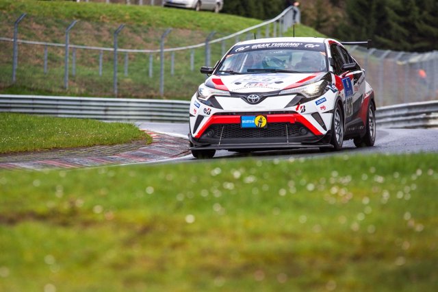 16 i 17 kwietnia na trasie Nordschleife odbyły się kwalifikacje do słynnego 24-godzinnego wyścigu ADAC Zurich na Nürburgring, który odbędzie się 26–29 maja już po raz 44. Toyota obchodzi w tym roku 10-lecie swojego udziału w tej prestiżowej imprezie. Z tej okazji na linii startu staną trzy modele – debiutujący C-HR Racing, Lexus RC i Lexus RC F / Fot. Toyota 16 i 17 kwietnia na trasie Nordschleife odbyły się kwalifikacje do słynnego 24-godzinnego wyścigu ADAC Zurich na Nürburgring, który odbędzie się 26–29 maja już po raz 44. Toyota obchodzi w tym roku 10-lecie swojego udziału w tej prestiżowej imprezie. Z tej okazji na linii startu staną trzy modele – debiutujący C-HR Racing, Lexus RC i Lexus RC F / Fot. Toyota