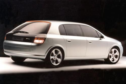 Fot. GM: W latach 90. Opel musiał zmienić swój image z tradycyjnego na bardziej innowacyjny. Miały w tym pomóc śmiałe, jak na tradycję tej firmy, kształty nadwozi. W 1997 r. pokazano samochód studyjny Opel Signum Concept. Fot. GM: W latach 90. Opel musiał zmienić swój image z tradycyjnego na bardziej innowacyjny. Miały w tym pomóc śmiałe, jak na tradycję tej firmy, kształty nadwozi. W 1997 r. pokazano samochód studyjny Opel Signum Concept.