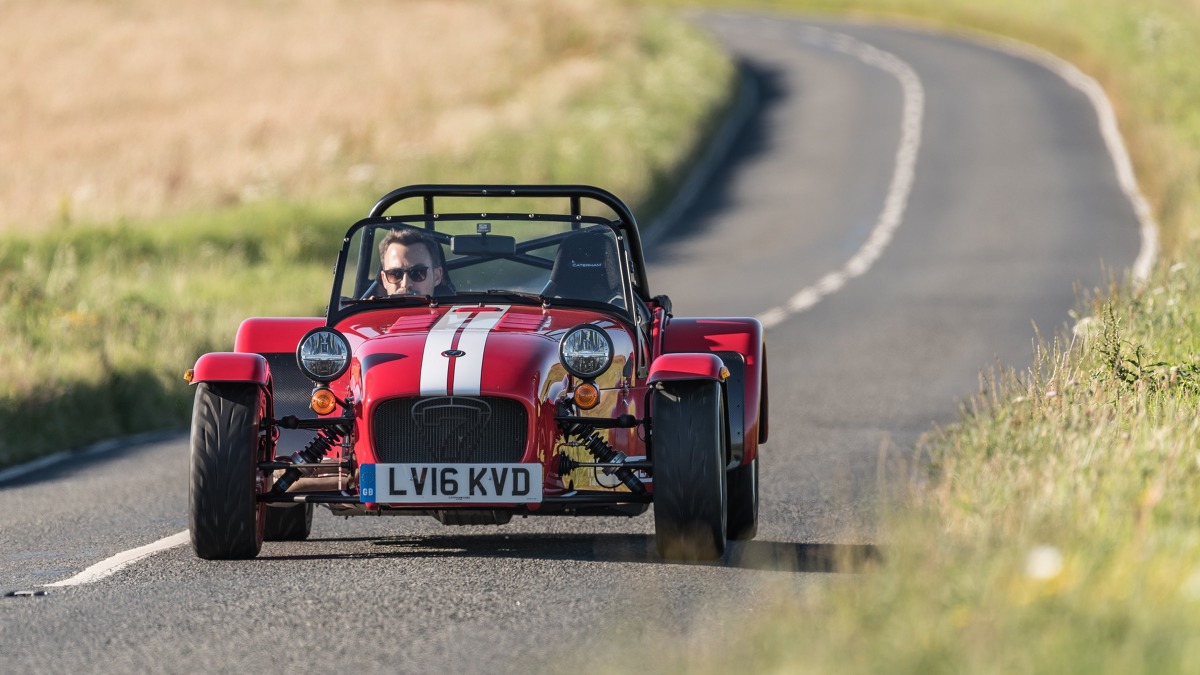 Caterham Seven 310
Za napęd Caterhama Seven 310 odpowiada silnik 1.6 Ti-VCT, który pracuje także pod maską Forda Focusa. Jednostka pozwala na przyspieszenie do 100 km/h w 4,8 s i na osiągnięcie maksymalnej prędkości 203 km//h.
Fot. Caterham Caterham Seven 310
Za napęd Caterhama Seven 310 odpowiada silnik 1.6 Ti-VCT, który pracuje także pod maską Forda Focusa. Jednostka pozwala na przyspieszenie do 100 km/h w 4,8 s i na osiągnięcie maksymalnej prędkości 203 km//h.
Fot. Caterham