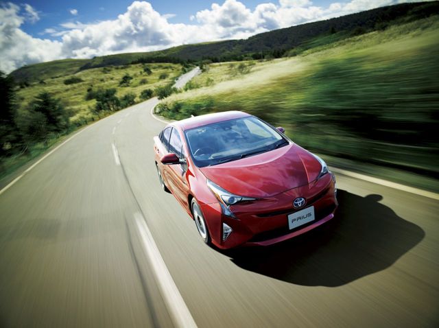 Toyota Prius
W jeździe miejskiej uzyskano wynik 1,7 l/100 km, poza miastem 3,9 l/100 km, zaś na autostradzie 5,4 l/100 km. Średnia emisja spalin w całym teście wyniosła 113 g/km.
Fot. Toyota Toyota Prius
W jeździe miejskiej uzyskano wynik 1,7 l/100 km, poza miastem 3,9 l/100 km, zaś na autostradzie 5,4 l/100 km. Średnia emisja spalin w całym teście wyniosła 113 g/km.
Fot. Toyota
