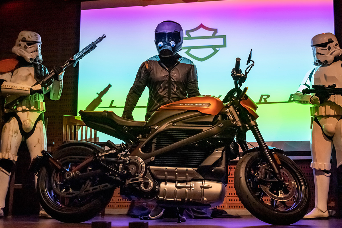 Harley-Davidson LiveWire
Akumulator wysokonapięciowy 15,5 kWh z systemem magazynowania energii (RESS) zapewnia średni zasięg na poziomie 158 km. Szybka ładowarka DC Fast Charge (DCFC) może być użyta do ładowania motocykla LiveWire przez gniazdo SAE. Wszyscy dealerzy Harley-Davidson sprzedający motocykl LiveWire będą oferować publiczną stację ładowania. Ładowarka DCFC umożliwia ładowanie akumulatora w zakresie 0-80% pojemności w ciągu 40 minut oraz w zakresie 0-100% pojemności w czasie 60 minut.
Fot. Harley-Davidson Harley-Davidson LiveWire
Akumulator wysokonapięciowy 15,5 kWh z systemem magazynowania energii (RESS) zapewnia średni zasięg na poziomie 158 km. Szybka ładowarka DC Fast Charge (DCFC) może być użyta do ładowania motocykla LiveWire przez gniazdo SAE. Wszyscy dealerzy Harley-Davidson sprzedający motocykl LiveWire będą oferować publiczną stację ładowania. Ładowarka DCFC umożliwia ładowanie akumulatora w zakresie 0-80% pojemności w ciągu 40 minut oraz w zakresie 0-100% pojemności w czasie 60 minut.
Fot. Harley-Davidson