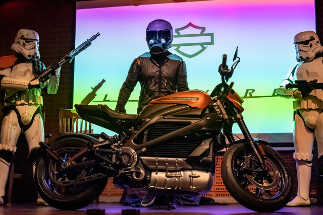 Harley-Davidson LiveWire
Akumulator wysokonapięciowy 15,5 kWh z systemem magazynowania energii (RESS) zapewnia średni zasięg na poziomie 158 km. Szybka ładowarka DC Fast Charge (DCFC) może być użyta do ładowania motocykla LiveWire przez gniazdo SAE. Wszyscy dealerzy Harley-Davidson sprzedający motocykl LiveWire będą oferować publiczną stację ładowania. Ładowarka DCFC umożliwia ładowanie akumulatora w zakresie 0-80% pojemności w ciągu 40 minut oraz w zakresie 0-100% pojemności w czasie 60 minut.
Fot. Harley-Davidson Harley-Davidson LiveWire
Akumulator wysokonapięciowy 15,5 kWh z systemem magazynowania energii (RESS) zapewnia średni zasięg na poziomie 158 km. Szybka ładowarka DC Fast Charge (DCFC) może być użyta do ładowania motocykla LiveWire przez gniazdo SAE. Wszyscy dealerzy Harley-Davidson sprzedający motocykl LiveWire będą oferować publiczną stację ładowania. Ładowarka DCFC umożliwia ładowanie akumulatora w zakresie 0-80% pojemności w ciągu 40 minut oraz w zakresie 0-100% pojemności w czasie 60 minut.
Fot. Harley-Davidson