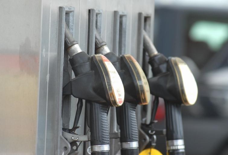 Ceny paliw nareszcie w dół, ale niedługo znów podskoczą