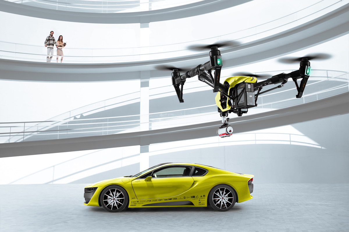 Rinspeed Etos
Etos gra na popularnej nucie jazdy autonomicznej. Technicznie jest mocno stuningowanym BMW i8. Dla Rinspeeda to nie nowina. Wiele jego kreacji ma „szkielet” w postaci seryjnego samochodu. Piszę „kreacji”, ponieważ szef firmy Frank Rinderknecht (rocznik 1955) ma szerokie zainteresowania. Nie chodzi mu tylko o auto, ale także o stosunki z ludźmi i otoczeniem. Stąd biorą się pojazdy, które podejmują odważne eksperymenty i zbliżają się do świata nauki i sztuki.
Fot. Rinspeed Rinspeed Etos
Etos gra na popularnej nucie jazdy autonomicznej. Technicznie jest mocno stuningowanym BMW i8. Dla Rinspeeda to nie nowina. Wiele jego kreacji ma „szkielet” w postaci seryjnego samochodu. Piszę „kreacji”, ponieważ szef firmy Frank Rinderknecht (rocznik 1955) ma szerokie zainteresowania. Nie chodzi mu tylko o auto, ale także o stosunki z ludźmi i otoczeniem. Stąd biorą się pojazdy, które podejmują odważne eksperymenty i zbliżają się do świata nauki i sztuki.
Fot. Rinspeed