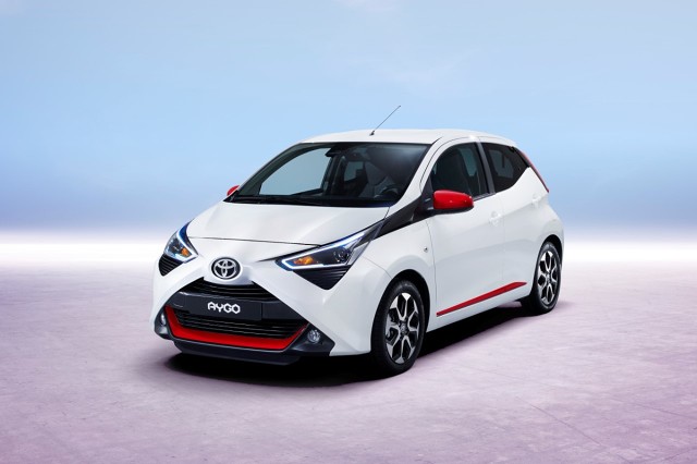 Toyota Aygo
Moc silnika została zwiększona do 72 KM (53 kW) przy 6 000 obr./min., zaś moment obrotowy wynosi 93 Nm przy 4 400 obr./min. Samochód przyspiesza od 0 do 100 km/h w 13,8 s (o 0,4 s szybciej) i rozpędza się do 160 km/h
Fot. Toyota Toyota Aygo
Moc silnika została zwiększona do 72 KM (53 kW) przy 6 000 obr./min., zaś moment obrotowy wynosi 93 Nm przy 4 400 obr./min. Samochód przyspiesza od 0 do 100 km/h w 13,8 s (o 0,4 s szybciej) i rozpędza się do 160 km/h
Fot. Toyota