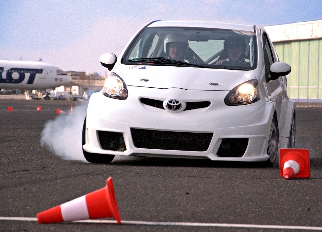 Testy Toyoty Aygo Sport na płycie lotniska