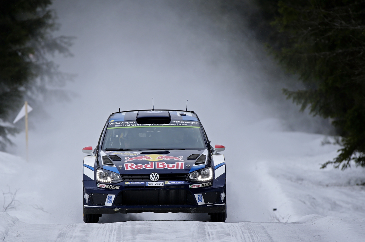Cztery z rzędu zwycięstwa w jedynym zimowym rajdzie w kalendarzu Mistrzostw Świata FIA (WRC): Sebastien Ogier/Julien Ingrassia (F/F) wygrali dla Volkswagena Rajd Szwecji. Tym samym Polo R WRC jest na lodzie i śniegu nie do pokonania. Dla Ogiera i Ingrassi była to trzecia wygrana w Szwecji w ciągu czterech lat i 34. zwycięstwo w ogóle / Fot. Volkswagen Cztery z rzędu zwycięstwa w jedynym zimowym rajdzie w kalendarzu Mistrzostw Świata FIA (WRC): Sebastien Ogier/Julien Ingrassia (F/F) wygrali dla Volkswagena Rajd Szwecji. Tym samym Polo R WRC jest na lodzie i śniegu nie do pokonania. Dla Ogiera i Ingrassi była to trzecia wygrana w Szwecji w ciągu czterech lat i 34. zwycięstwo w ogóle / Fot. Volkswagen