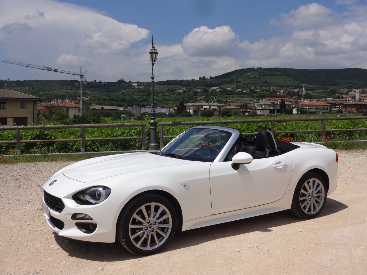 Fiat 124 Spider
Auto nawiązuje do modelu wytwarzanego w latach 1966-74, który został zaprojektowany przez słynne studio Pininfarina. Nowy Fiat 124 Spider czerpie z tradycji swojego legendarnego poprzednika, uznanego za jeden z najpiękniejszych modeli w historii włoskiej firmy i ikonę motoryzacji lat 60. ubiegłego wieku.
Fot. Tomasz Szmandra Fiat 124 Spider
Auto nawiązuje do modelu wytwarzanego w latach 1966-74, który został zaprojektowany przez słynne studio Pininfarina. Nowy Fiat 124 Spider czerpie z tradycji swojego legendarnego poprzednika, uznanego za jeden z najpiękniejszych modeli w historii włoskiej firmy i ikonę motoryzacji lat 60. ubiegłego wieku.
Fot. Tomasz Szmandra