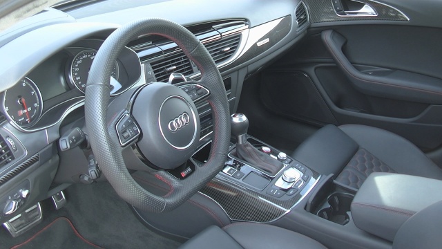 Audi RS6
Standardowe wyposażenie obejmuje m.in. przednie i tylne światła LED-owe, system zmywania reflektorów, czy czujniki deszczu. Za dopłatą 8670 zł auto otrzyma szklany dach panoramiczny. Karoserię w kilku miejscach przyozdobiono emblematami z nazwą modelu.
Fot. Kacper Rogacin Audi RS6
Standardowe wyposażenie obejmuje m.in. przednie i tylne światła LED-owe, system zmywania reflektorów, czy czujniki deszczu. Za dopłatą 8670 zł auto otrzyma szklany dach panoramiczny. Karoserię w kilku miejscach przyozdobiono emblematami z nazwą modelu.
Fot. Kacper Rogacin