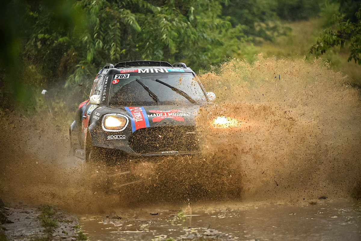 Po raz siódmy w polskiej rundzie Pucharu Świata FIA w rajdach terenowych triumfował Krzysztof Hołowczyc, pilotowany przez Łukasza Kurzeję (Mini John Cooper Works Rally). Olsztynianin wyprzedził wiceliderów cyklu załogę Yazeed Al-Rajhi i Michael Orr (Toyota Hilux Overdrive) oraz Benediktasa Vanagasa i Felipe Palmerio (Toyota Hilux).
Fot. Fundacja Baja Poland Po raz siódmy w polskiej rundzie Pucharu Świata FIA w rajdach terenowych triumfował Krzysztof Hołowczyc, pilotowany przez Łukasza Kurzeję (Mini John Cooper Works Rally). Olsztynianin wyprzedził wiceliderów cyklu załogę Yazeed Al-Rajhi i Michael Orr (Toyota Hilux Overdrive) oraz Benediktasa Vanagasa i Felipe Palmerio (Toyota Hilux).
Fot. Fundacja Baja Poland