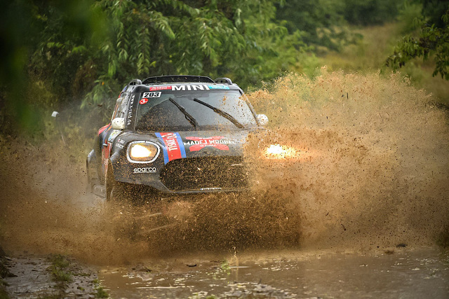 Po raz siódmy w polskiej rundzie Pucharu Świata FIA w rajdach terenowych triumfował Krzysztof Hołowczyc, pilotowany przez Łukasza Kurzeję (Mini John Cooper Works Rally). Olsztynianin wyprzedził wiceliderów cyklu załogę Yazeed Al-Rajhi i Michael Orr (Toyota Hilux Overdrive) oraz Benediktasa Vanagasa i Felipe Palmerio (Toyota Hilux).
Fot. Fundacja Baja Poland Po raz siódmy w polskiej rundzie Pucharu Świata FIA w rajdach terenowych triumfował Krzysztof Hołowczyc, pilotowany przez Łukasza Kurzeję (Mini John Cooper Works Rally). Olsztynianin wyprzedził wiceliderów cyklu załogę Yazeed Al-Rajhi i Michael Orr (Toyota Hilux Overdrive) oraz Benediktasa Vanagasa i Felipe Palmerio (Toyota Hilux).
Fot. Fundacja Baja Poland