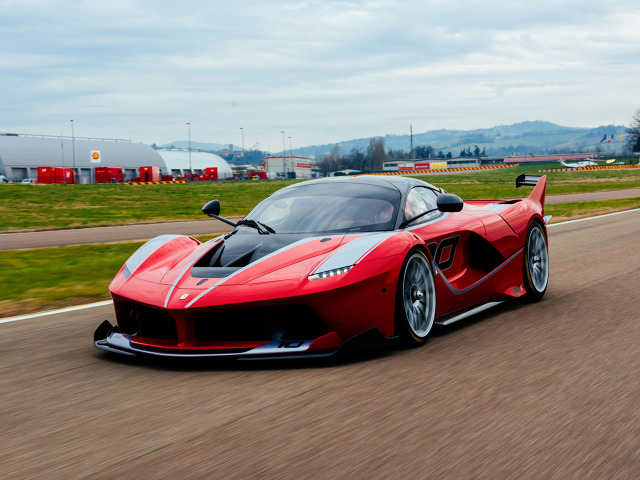 Ferrari FXX K
Standardowo model FXX K dysponuje łączną mocą 1050 KM (+87 KM) krzesaną z silnika V12 o pojemności 6,3 litra (860 KM) oraz silnika elektrycznego (190 KM). Łączny moment obrotowy wynosi ponad 900 Nm.
Fot. Ferrari Ferrari FXX K
Standardowo model FXX K dysponuje łączną mocą 1050 KM (+87 KM) krzesaną z silnika V12 o pojemności 6,3 litra (860 KM) oraz silnika elektrycznego (190 KM). Łączny moment obrotowy wynosi ponad 900 Nm.
Fot. Ferrari