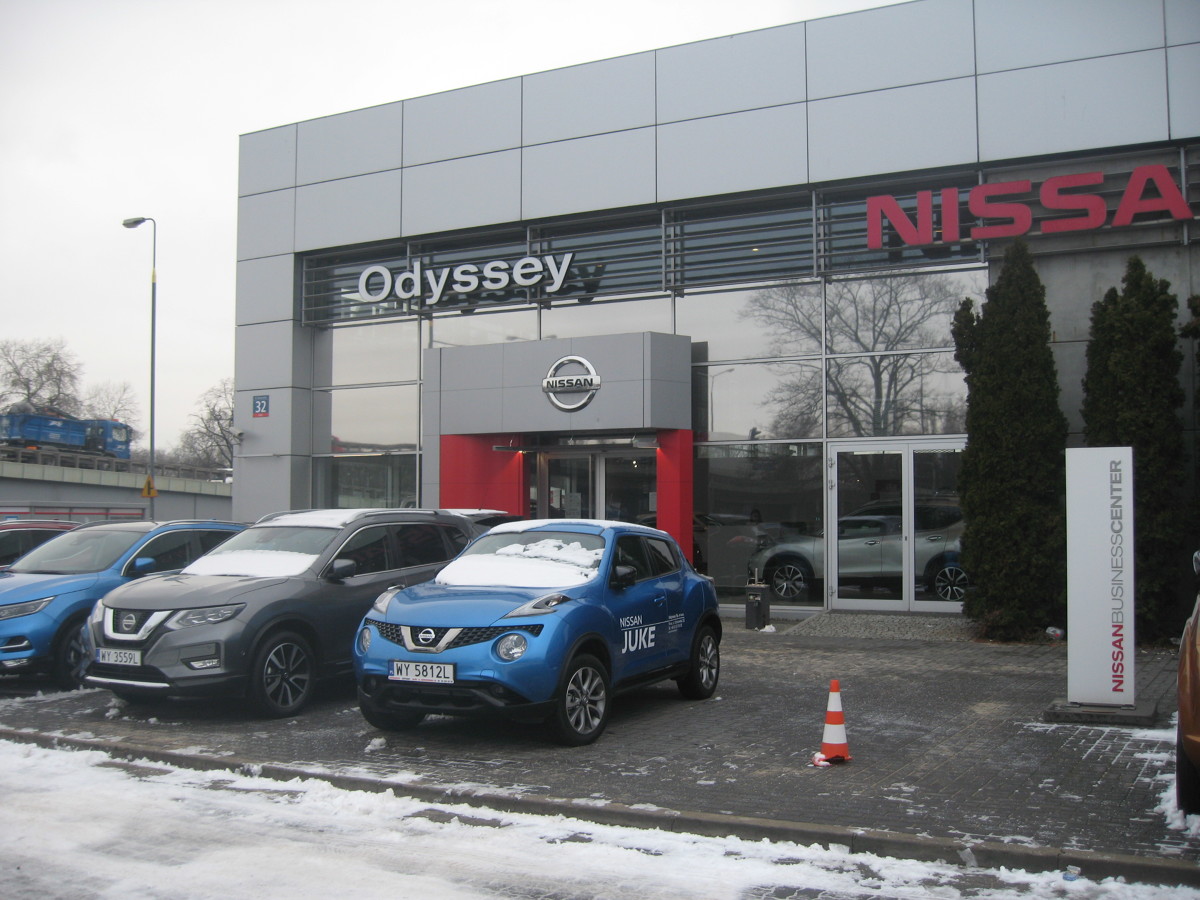 Kolejny zakup, kolejny salon. Postanowiliśmy sprawdzić czy mamy rzeczywiście do czynienia z rynkiem klienta czy też opowieści, że to klient jest najważniejszy, można między bajki włożyć. Tym razem wybór padł na markę Nissan.
Fot. Wiesław Marnic Kolejny zakup, kolejny salon. Postanowiliśmy sprawdzić czy mamy rzeczywiście do czynienia z rynkiem klienta czy też opowieści, że to klient jest najważniejszy, można między bajki włożyć. Tym razem wybór padł na markę Nissan.
Fot. Wiesław Marnic
