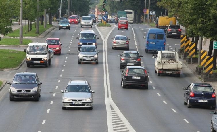Polacy lubią prowadzić, ale nie mają na paliwo Polacy lubią prowadzić, ale nie mają na paliwo