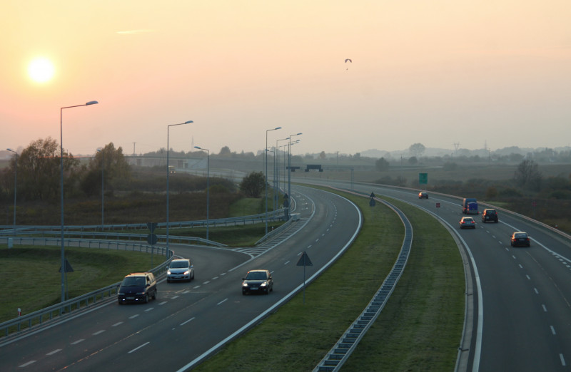 Porównując dane z dwóch ostatnich tygodni, ruch osobowy zmalał o 9 proc., natomiast ruch ciężki jedynie o 2 proc. Zestawiając dane do tego samego okresu w ubiegłym roku, ruch pojazdów osobowych zanotował spadek o 23 proc., natomiast ciężarowych zwiększył się o 1 proc.
Fot. Łukasz Jóźwiak/GDDKiA Porównując dane z dwóch ostatnich tygodni, ruch osobowy zmalał o 9 proc., natomiast ruch ciężki jedynie o 2 proc. Zestawiając dane do tego samego okresu w ubiegłym roku, ruch pojazdów osobowych zanotował spadek o 23 proc., natomiast ciężarowych zwiększył się o 1 proc.
Fot. Łukasz Jóźwiak/GDDKiA