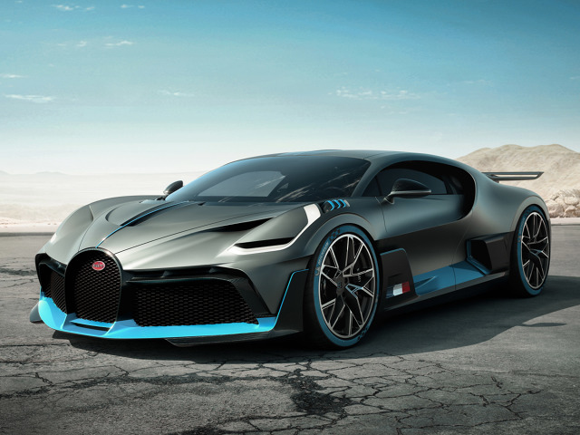 Bugatti Divo
Bugatti Divo waży mniej od swojego brata Chirona. Inne są panele nadwozia oraz oświetlenie. Tylne skrzydło ma szerokość 1,8 metra, jest regulowane hydraulicznie i potrafi generować aż 456 kg docisku.
Fot. Bugatti Bugatti Divo
Bugatti Divo waży mniej od swojego brata Chirona. Inne są panele nadwozia oraz oświetlenie. Tylne skrzydło ma szerokość 1,8 metra, jest regulowane hydraulicznie i potrafi generować aż 456 kg docisku.
Fot. Bugatti