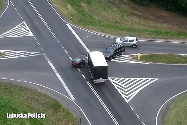 Od pewnego czasu lubuscy policjanci ruchu drogowego patrolują drogi i ulice dzięki wykorzystaniu nowoczesnego drona. Jednak czasami zarejestrowany materiał może zadziwić nawet i nich.
Fot. Policja Od pewnego czasu lubuscy policjanci ruchu drogowego patrolują drogi i ulice dzięki wykorzystaniu nowoczesnego drona. Jednak czasami zarejestrowany materiał może zadziwić nawet i nich.
Fot. Policja