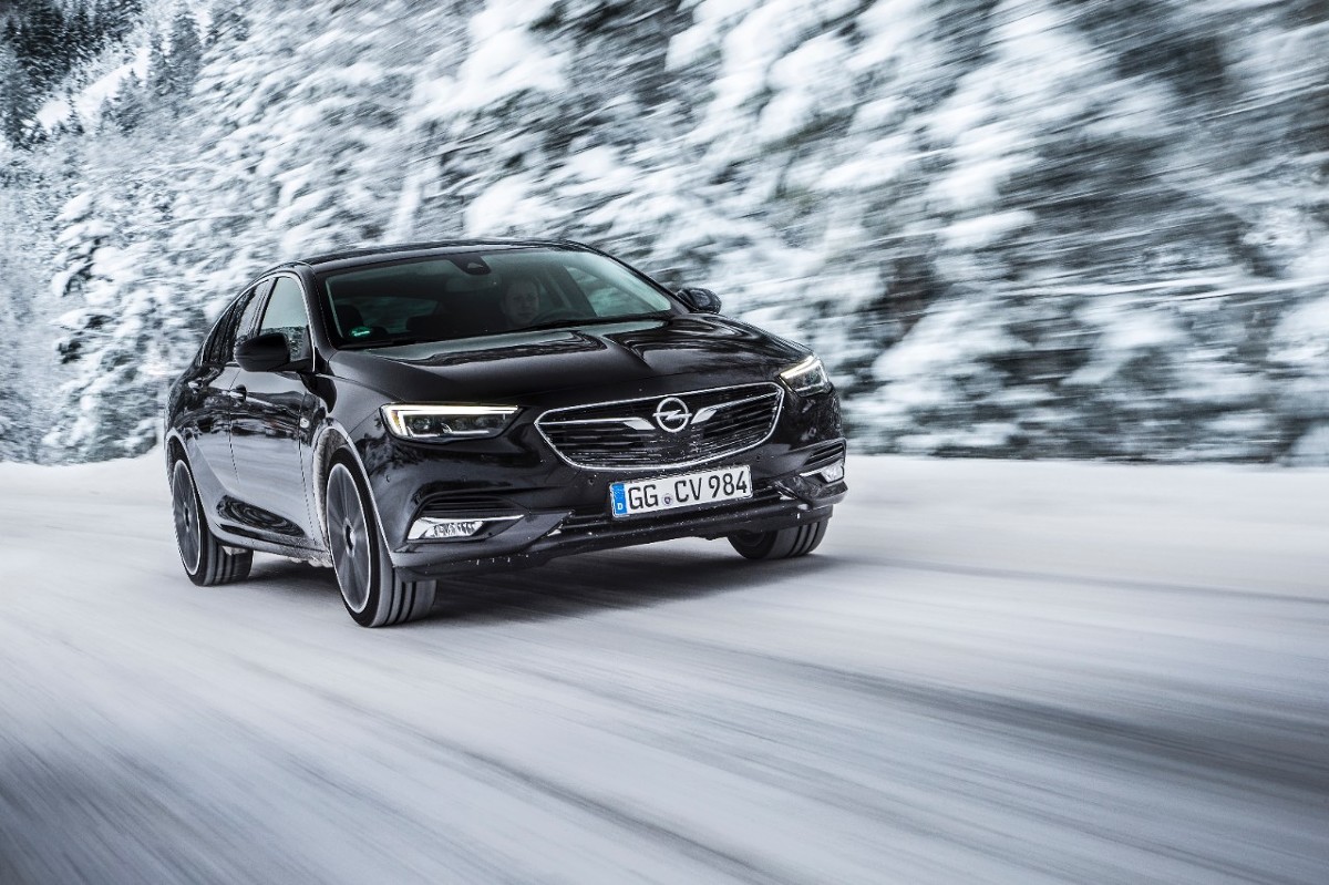 Opel Insignia Grand Sport
W nowym Oplu Insignii zastosowano układ napędu na wszystkie koła Twinster, z modułem tylnego napędu wyposażonym w układ dwóch sprzęgieł zamiast mechanizmu różnicowego. Napęd na wszystkie koła w Insignii może kierować moment obrotowy na jedno lub obydwa tylne koła niezależnie, co umożliwia wektorowanie momentu obrotowego w całym zakresie osiągów samochodu.
Fot. Opel Opel Insignia Grand Sport
W nowym Oplu Insignii zastosowano układ napędu na wszystkie koła Twinster, z modułem tylnego napędu wyposażonym w układ dwóch sprzęgieł zamiast mechanizmu różnicowego. Napęd na wszystkie koła w Insignii może kierować moment obrotowy na jedno lub obydwa tylne koła niezależnie, co umożliwia wektorowanie momentu obrotowego w całym zakresie osiągów samochodu.
Fot. Opel