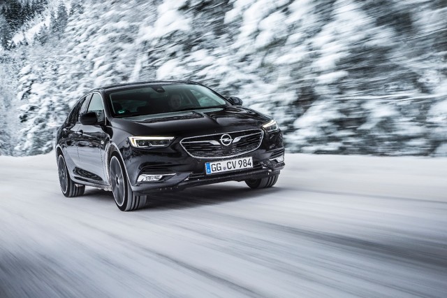 Opel Insignia Grand Sport
W nowym Oplu Insignii zastosowano układ napędu na wszystkie koła Twinster, z modułem tylnego napędu wyposażonym w układ dwóch sprzęgieł zamiast mechanizmu różnicowego. Napęd na wszystkie koła w Insignii może kierować moment obrotowy na jedno lub obydwa tylne koła niezależnie, co umożliwia wektorowanie momentu obrotowego w całym zakresie osiągów samochodu.
Fot. Opel Opel Insignia Grand Sport
W nowym Oplu Insignii zastosowano układ napędu na wszystkie koła Twinster, z modułem tylnego napędu wyposażonym w układ dwóch sprzęgieł zamiast mechanizmu różnicowego. Napęd na wszystkie koła w Insignii może kierować moment obrotowy na jedno lub obydwa tylne koła niezależnie, co umożliwia wektorowanie momentu obrotowego w całym zakresie osiągów samochodu.
Fot. Opel