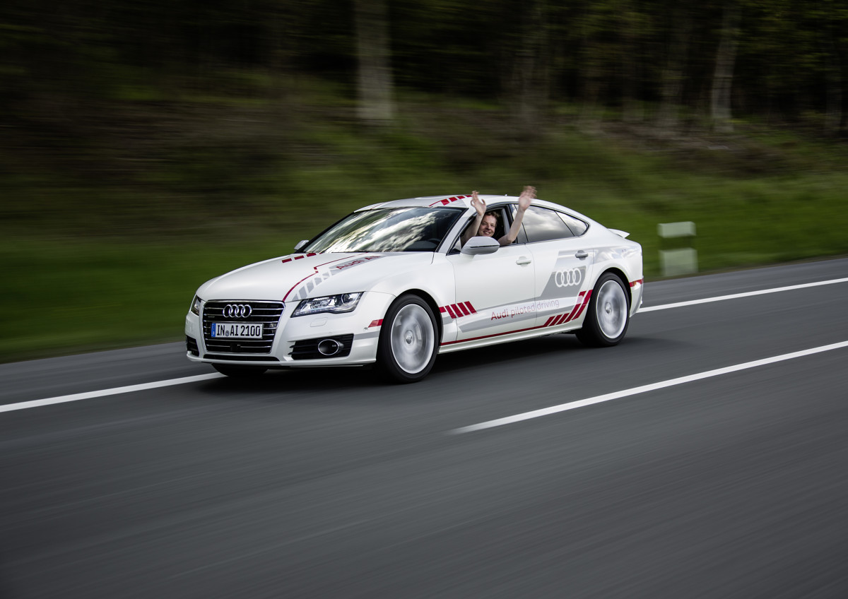 Audi A7 piloted driving concept
Najnowszy pojazd badawczy Audi A7 piloted driving concept zwany „Jack“, nie tylko nauczył się samodzielnie wykonywać różne manewry podczas jazdy po autostradzie, ale również uwzględniać przy tym innych uczestników ruchu drogowego.
Fot. Audi Audi A7 piloted driving concept
Najnowszy pojazd badawczy Audi A7 piloted driving concept zwany „Jack“, nie tylko nauczył się samodzielnie wykonywać różne manewry podczas jazdy po autostradzie, ale również uwzględniać przy tym innych uczestników ruchu drogowego.
Fot. Audi