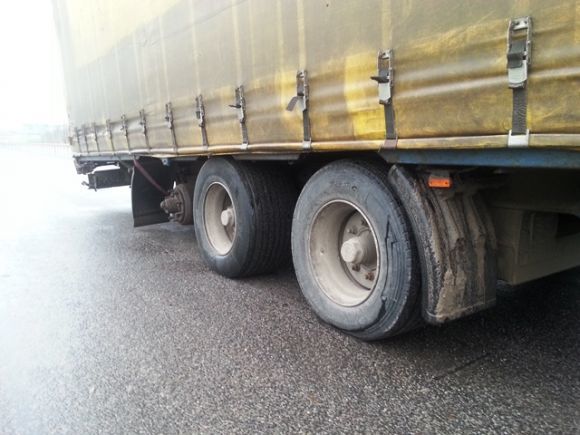Mocno przechylona na prawą stronę naczepa zwróciła uwagę patrolu warmińsko-mazurskiej ITD. Ciężarówką przewożono 24 tony nawozów mimo, że na jednej z osi brakowało koła. Niesprawna i zagrażająca innym uczestnikom ruchu ciężarówka została skierowana na parking, a kierujący ukarany.
Fot. ITD Mocno przechylona na prawą stronę naczepa zwróciła uwagę patrolu warmińsko-mazurskiej ITD. Ciężarówką przewożono 24 tony nawozów mimo, że na jednej z osi brakowało koła. Niesprawna i zagrażająca innym uczestnikom ruchu ciężarówka została skierowana na parking, a kierujący ukarany.
Fot. ITD