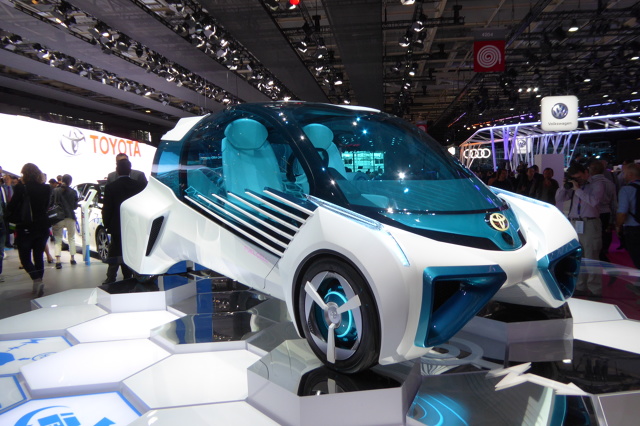 Toyota FCV Plus
Dzięki miniaturyzacji zespołu ogniw paliwowych i innych komponentów systemu zasilania FCV PLUS stał się lekkim, kompaktowym pojazdem, idealnie sprawdzającym się w mieście.
Fot. Ryszard M. Perczak Toyota FCV Plus
Dzięki miniaturyzacji zespołu ogniw paliwowych i innych komponentów systemu zasilania FCV PLUS stał się lekkim, kompaktowym pojazdem, idealnie sprawdzającym się w mieście.
Fot. Ryszard M. Perczak