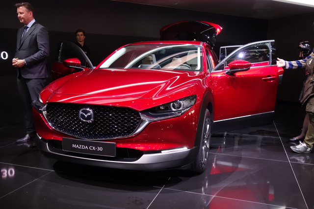 Mazda CX-30
Sprzedaż wersji z silnikiem 2.0 SKYACTIV-G rozpocznie się już w lipcu, a pierwsze samochody trafią do klientów wczesną jesienią 2019.
Fot. Ryszard M. Perczak Mazda CX-30
Sprzedaż wersji z silnikiem 2.0 SKYACTIV-G rozpocznie się już w lipcu, a pierwsze samochody trafią do klientów wczesną jesienią 2019.
Fot. Ryszard M. Perczak